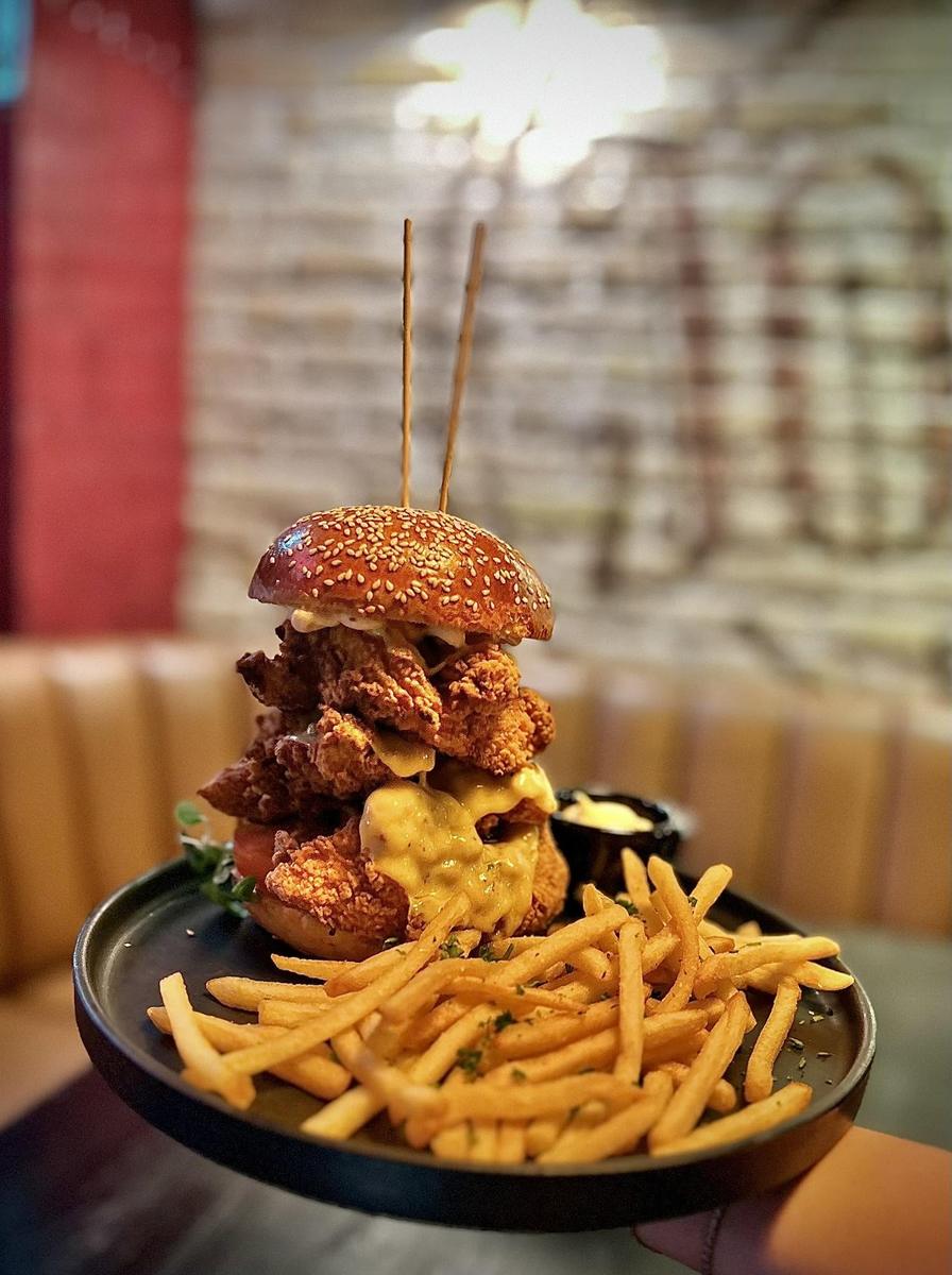 Aukštas burgeris su bulvytėmis fri