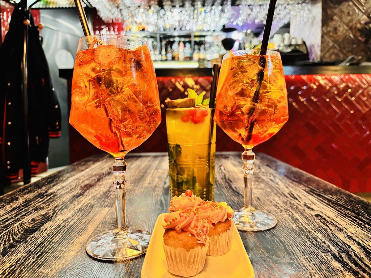 Spritz kokteiliai ant medinio stalo